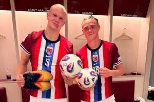 分别打进5球和4球！哈兰德和阿尔茨加尔德均获得比赛用球