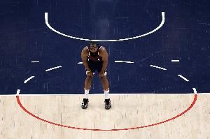 正负值-21最低！哈登半场9中3拿到8分2助 三分5中1